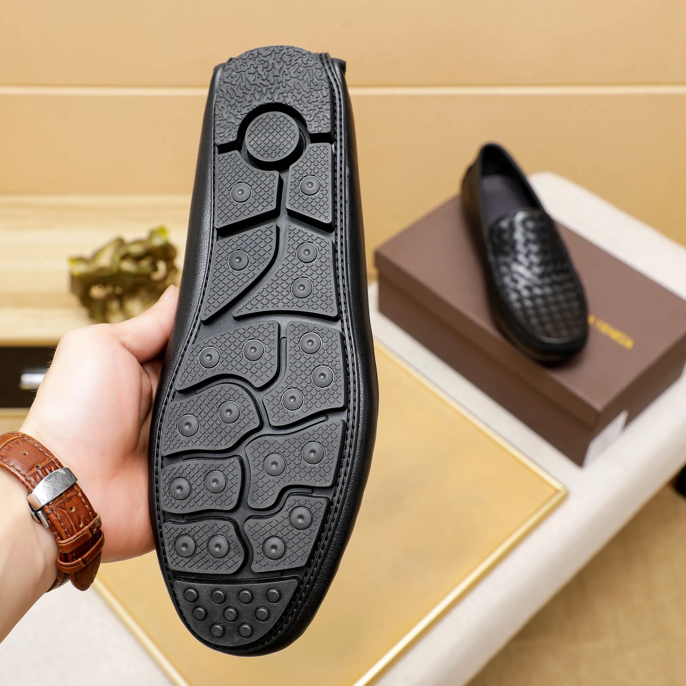 Factory price: 400￥🔥BV, high quality, the upper is made of imported first-layer soft cowhide genuine weaving + pigskin lining + the latest hardware buckle, the official website is 1:1 and the sole is only used for the sole. Rubber-resistant rubber outsole, counter quality 🙏 Customized for trendy men. Versatile style 💋Picture is black. Optional, code number: 38-44…